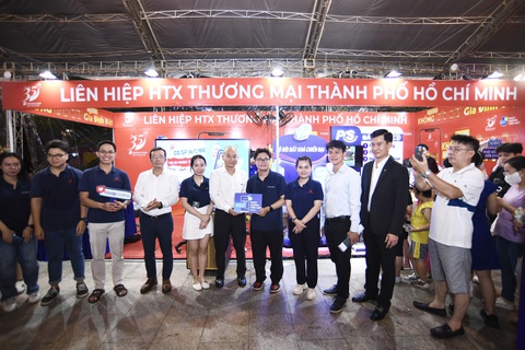 Ông Nguyễn Nguyên Phương (thứ sáu từ trái qua), phó giám đốc Sở Công Thương TP.HCM, trao thư cảm ơn của Ban tổ chức Ngày không tiền mặt cho đại diện Saigon Co.op - Ảnh: QUANG ĐỊNH Ông Nguyễn Nguyên Phương (thứ sáu từ trái qua), phó giám đốc Sở Công Thương TP.HCM, trao thư cảm ơn của Ban tổ chức Ngày không tiền mặt cho đại diện Saigon Co.op - Ảnh: QUANG ĐỊNH