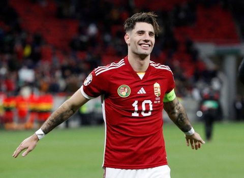 Top 10 cầu thủ chạy nhanh nhất Euro 2024, Mbappe không có tên- Ảnh 5. Dominik Szoboszlai (Hungary) đạt tốc độ 36,76km/h. Anh sinh năm 2000, cao 1,87m và đang là tiền vệ trung tâm tại Liverpool (Premier League, Anh) - Ảnh: REUTERS