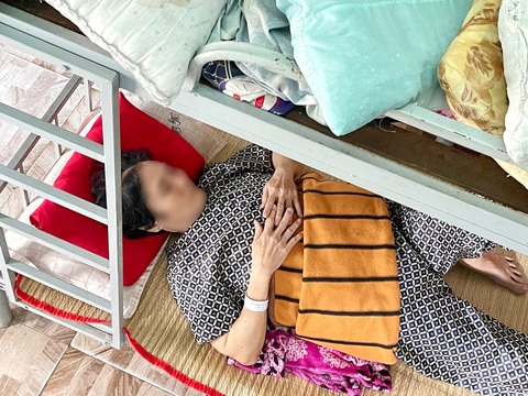 Cuộc chiến ngăn làn sóng ung thư - Kỳ 1: Kiệt quệ vì điều trị ung thư- Ảnh 1. Bệnh nhân nghỉ trưa tại nhà lưu trú dành cho người bệnh gần Bệnh viện Ung bướu TP.HCM (cơ sở 2) - Ảnh: D.QUÍ