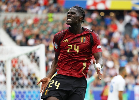 Top 10 cầu thủ chạy nhanh nhất Euro 2024, Mbappe không có tên- Ảnh 9. Amadou Onana (Bỉ) đạt tốc độ 36,65km/h. Anh sinh năm 2001, cao 1,95m và đang là tiền vệ phòng ngự tại Everton (Premier League, Anh) - Ảnh: REUTERS