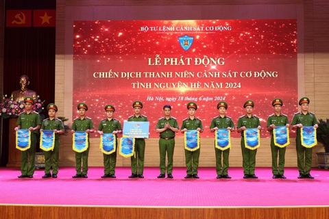 Tuổi trẻ cảnh sát cơ động phát động chiến dịch tình nguyện hè 2024- Ảnh 1. Thiếu tướng Lê Ngọc Châu trao cờ thi đua và biển tượng trưng nguồn lực ủng hộ cho Đoàn thanh niên các đơn vị thuộc Bộ Tư lệnh cảnh sát cơ động - Ảnh: Bộ Tư lệnh CSCĐ