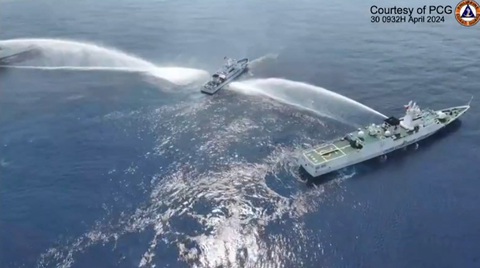 Một tàu quân sự Philippines bị Hải cảnh Trung Quốc xịt vòi rồng hôm 30-4 - Ảnh: AFP Một tàu tuần duyên Philippines bị hải cảnh Trung Quốc xịt vòi rồng tại khu vực gần bãi cạn Scarborough trên Biển Đông hôm 30-4 - Ảnh: AFP
