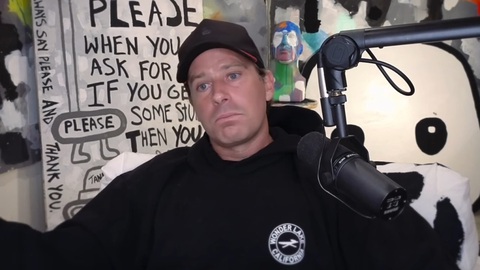 Armie Hammer trên sóng podcast - Ảnh: Armie Hammer trên sóng podcast Painful Lessons - Ảnh: Painful Lessons