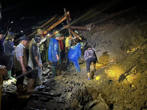 Sạt lở đất ở Bắc Kạn, 4 người trong gia đình tử vong- Ảnh 2. Lực lượng chức năng tìm kiếm các nạn nhân - Ảnh: Truyền thông Pác Nặm
