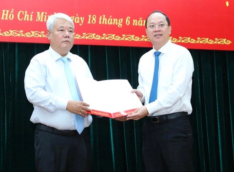 Chỉ định bí thư quận 7 làm bí thư Đảng đoàn Liên đoàn Lao động TP.HCM- Ảnh 1. Phó bí thư Thường trực Thành ủy TP.HCM Nguyễn Hồ Hải trao quyết định cho ông Võ Khắc Thái (trái) - Ảnh: THẢO LÊ