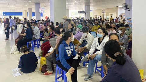 Cuộc chiến ngăn làn sóng ung thư - Kỳ 1: Kiệt quệ vì điều trị ung thư- Ảnh 2. Bệnh viện Ung bướu TP.HCM (cơ sở 2) sáng sớm đã có rất đông bệnh nhân chờ khám, điều trị - Ảnh: XUÂN MAI