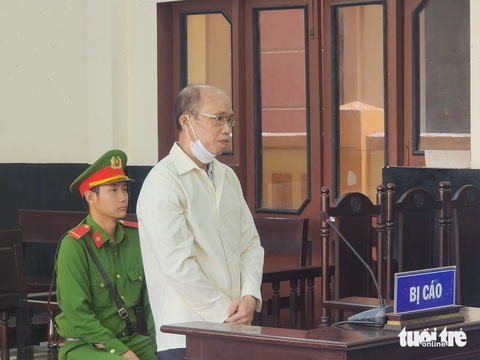 Em dùng cây chĩa nhọn đâm chết anh ruột vì bị nhổ 4 cây chuối- Ảnh 1. Bị cáo Nguyễn Như Anh Tuấn tại phiên tòa xét xử sơ thẩm - Ảnh: HOÀI THƯƠNG