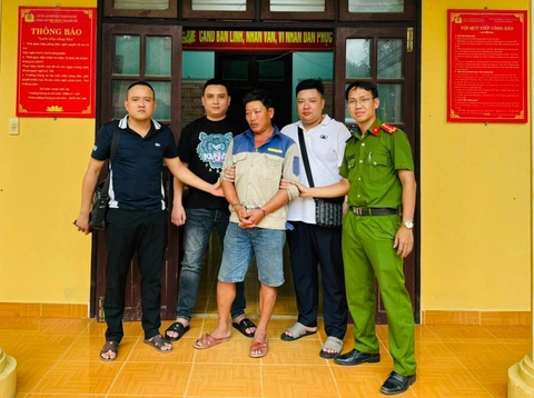 Người đàn ông bị bắt sau 33 năm trốn truy nã về tội giết người- Ảnh 1. Nguyễn Văn Hùng (giữa) bị lực lượng công an bắt giữ tại huyện Nam Giang - Ảnh: TRANG PHƯƠNG