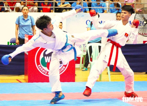 Các vận động viên karate tung những cú đá vô cùng đẹp mắt - Ảnh: NGUYỄN HOÀNG Các vận động viên karate tung những cú đá vô cùng đẹp mắt - Ảnh: NGUYỄN HOÀNG