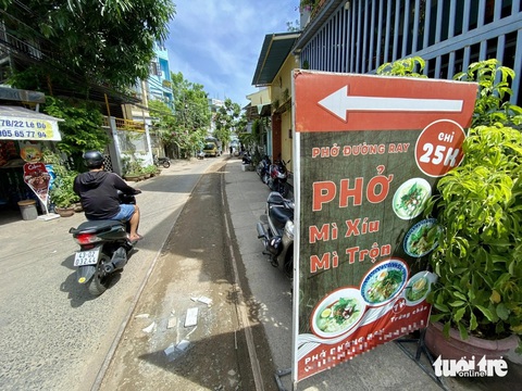 Đà Nẵng: Xe đậu tràn lan dưới đường ray, quá nguy hiểm- Ảnh 1. Đoạn đường ray dài gần 2km đi qua các khu dân cư đông đúc ở Đà Nẵng - Ảnh: TRƯỜNG TRUNG
