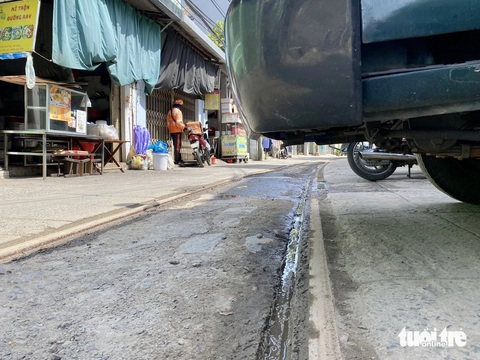 Đà Nẵng: Xe đậu tràn lan dưới đường ray, quá nguy hiểm- Ảnh 5. Đoạn đường sắt dài 2km thỉnh thoảng mới được sử dụng - Ảnh: TRƯỜNG TRUNG
