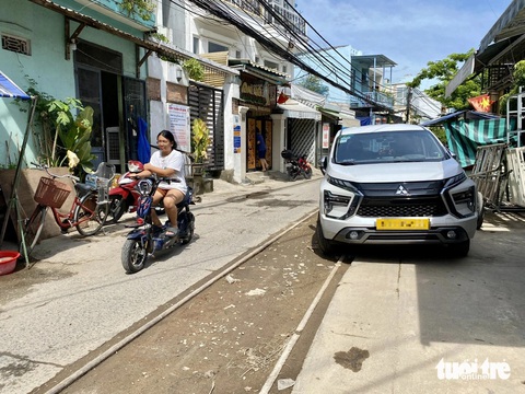 Đà Nẵng: Xe đậu tràn lan dưới đường ray, quá nguy hiểm- Ảnh 2. Có trường hợp xe đậu cả ngày trên đường ray xe lửa - Ảnh: TRƯỜNG TRUNG