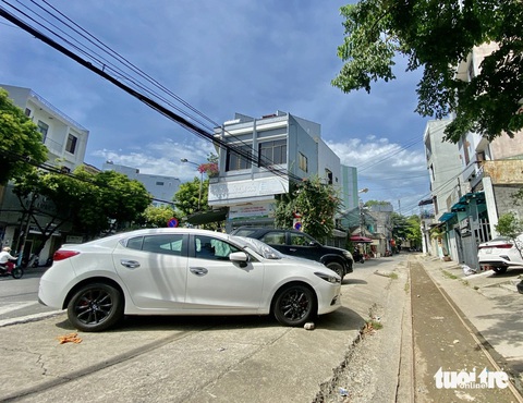 Đà Nẵng: Xe đậu tràn lan dưới đường ray, quá nguy hiểm- Ảnh 4. Người dân thường đậu ô tô sát đường ray - Ảnh: TRƯỜNG TRUNG