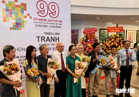 Các nhà báo tham gia triển lãm tranh - Ảnh: HOÀI PHƯƠNG Các nhà báo tham gia triển lãm tranh - Ảnh: HOÀI PHƯƠNG