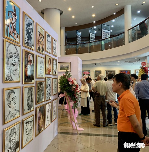 Thưởng lãm tranh của nhà báo Huỳnh Dũng Nhân - Ảnh: HOÀI PHƯƠNG Thưởng lãm tranh của nhà báo Huỳnh Dũng Nhân - Ảnh: HOÀI PHƯƠNG