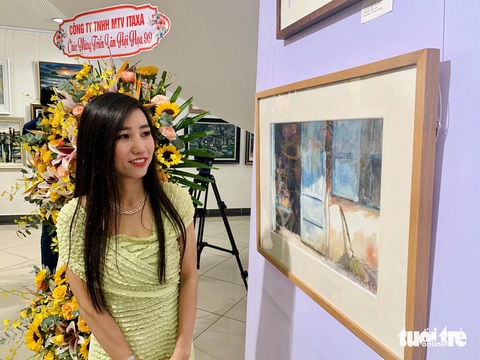 Nhà báo Tiểu Tân mang đến 20 tranh lụa và màu nước chủ đề phong cảnh, tĩnh vật, chân dung… đến triển lãm - Ảnh: HOÀI PHƯƠNG Nhà báo Tiểu Tân mang 20 tranh lụa và màu nước chủ đề phong cảnh, tĩnh vật, chân dung… đến triển lãm - Ảnh: HOÀI PHƯƠNG