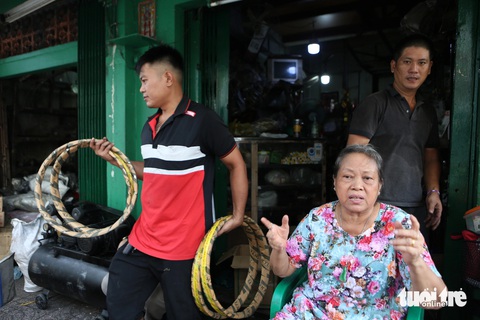 Người dân gấp rút bàn giao mặt bằng, mong chờ tuyến metro số 2 khởi công- Ảnh 4. Gia đình của cô Phạm Thị Phương Nga (64 tuổi) di dời thiết bị phụ tùng của tiệm sửa xe đến nơi ở mới