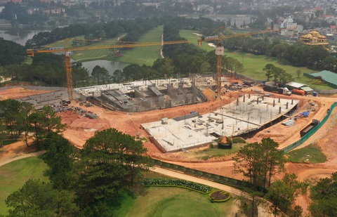 Xây tòa nhà Đồi Cù Đà Lạt: 1 nhà thầu khởi kiện nhà thầu khác- Ảnh 1. Ngoài Anh Quốc SG, công trình tòa nhà Câu lạc bộ golf Đồi Cù Đà Lạt có sự tham gia của nhiều nhà thầu (ảnh chụp tháng 4-2023) - Ảnh: M.V.