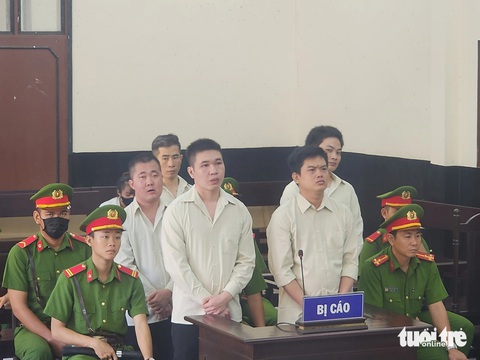 Thanh niên lãnh án tù chung thân vì mua bán ma túy- Ảnh 1. Các bị cáo tại phiên tòa xét xử sơ thẩm - Ảnh: HOÀI THƯƠNG