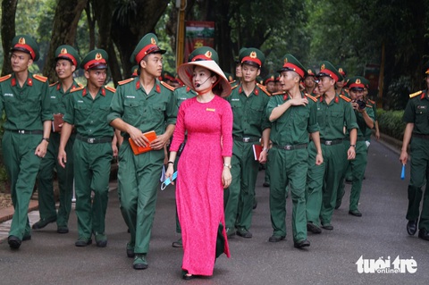 Đoàn các học viên quân sự đến tham quan, học tập tại Khu Di tích Chủ tịch Hồ Chí Minh tại Phủ Chủ tịch - Ảnh: T.ĐIỂU Đoàn các học viên quân sự đến tham quan, học tập tại Khu di tích Chủ tịch Hồ Chí Minh tại Phủ Chủ tịch - Ảnh: T.ĐIỂU