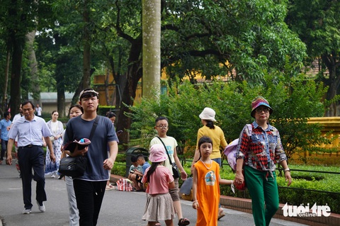 Người dân trong nước và du khách tham quan Khu Dic tích Chủ tịch Hồ Chí Minh tại Phủ Chủ tịch - Ảnh: T.ĐIỂU Người dân trong nước và du khách tham quan Khu di tích Chủ tịch Hồ Chí Minh tại Phủ Chủ tịch - Ảnh: T.ĐIỂU