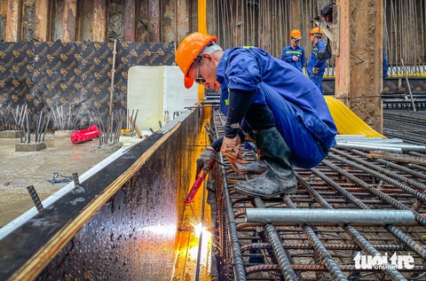 Hầm chui Nguyễn Văn Linh đã nhìn thông một nhánh, vận hành vào cuối tháng 8- Ảnh 6. Các khung chống, đáy lót hầm đều được làm kỹ lưỡng từng chút một, kết nối bê tông và cốt thép - Ảnh: CHÂU TUẤN