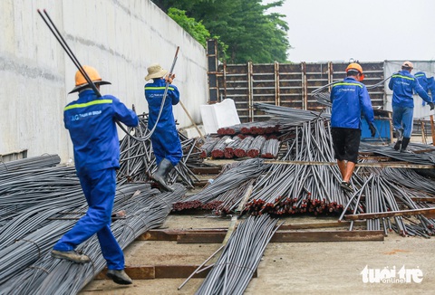 Hầm chui Nguyễn Văn Linh đã nhìn thông một nhánh, vận hành vào cuối tháng 8- Ảnh 7. Tiến độ hiện tại, nhánh hầm HC2 đã làm xong việc đào đất, các giằng chống, một số vị trí đã lót đáy... Đặc biệt, hầm HC2 đã nhìn thông được toàn bộ hầm từ bên này sang bên kia - Ảnh: CHÂU TUẤN