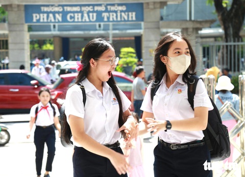 Đà Nẵng công bố điểm chuẩn vào lớp 10, cao nhất 58,38 điểm- Ảnh 1. Tối 18-6, Sở Giáo dục và Đào tạo công bố cùng lúc điểm chuẩn và điểm thi của thí sinh vào lớp 10 - Ảnh: ĐOÀN NHẠN
