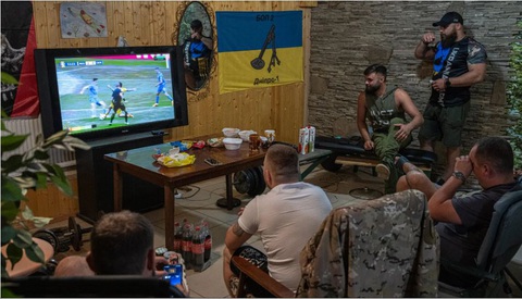 Binh sĩ Ukraine tranh thủ xem Euro 2024 ở hầm trú ẩn- Ảnh 1. Binh sĩ Ukraine xem trận đấu sau thời gian