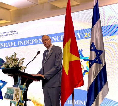 Đại sứ Israel: Việt Nam hòa bình, thịnh vượng là cảm hứng và hy vọng cho Israel- Ảnh 1. Đại sứ Israel tại Việt Nam Yaron Mayer phát biểu tại lễ kỷ niệm 76 năm ngày Quốc khánh Israel tại TP.HCM tối 18-6 - Ảnh: NGHI VŨ