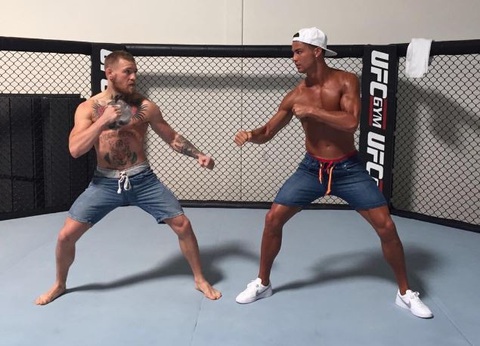 Tiền đạo Conor McGregor (trái) và Ronaldo rất thân với nhau - Ảnh: Reuters