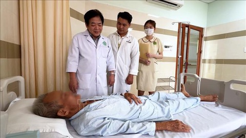 Các bác sĩ thăm khám cho bệnh nhân sau can thiệp. Ảnh: TTXVN phát Các bác sĩ thăm khám cho bệnh nhân sau can thiệp - Ảnh: TTXVN