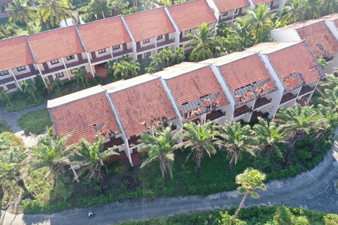 Hội An tung loạt sự kiện trên bãi biển Cửa Đại từng suýt biến mất- Ảnh 2. Một resort tan hoang vì bờ biển xâm thực ở Hội An - Ảnh: B.D.