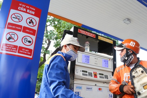 Người dân đổ xăng tại cây xăng ở quận Bình Thạnh (TP.HCM) - Ảnh: PHƯƠNG QUYÊN Người dân đổ xăng tại cây xăng ở quận Bình Thạnh (TP.HCM) - Ảnh: PHƯƠNG QUYÊN