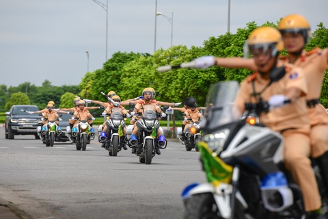 Công an Hà Nội phân luồng phục vụ đoàn khách quốc tế thăm Việt Nam- Ảnh 1. Người dân cần tuân thủ sự hướng dẫn, phân luồng của lực lượng chức năng trong thời gian đón đoàn khách quốc tế - Ảnh: HỒNG QUANG