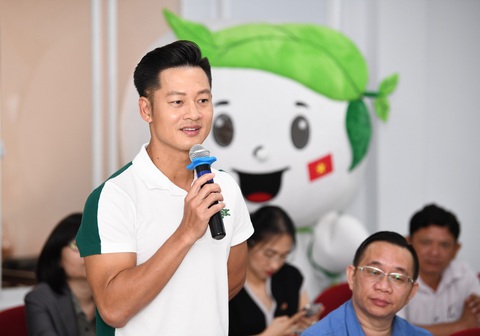 Coteccons và CTCP Đồng Tâm đánh giá cao chương trình 'Việt Nam Xanh' của báo Tuổi Trẻ- Ảnh 4. Ca sĩ Đức Tuấn tham dự buổi họp báo sáng 18-6 - Ảnh: QUANG ĐỊNH