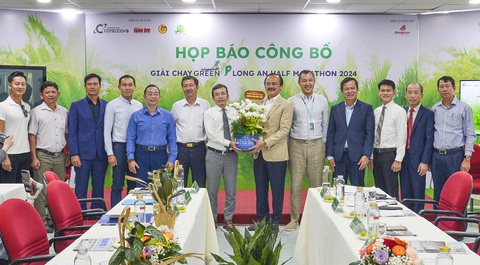 Ông Trần Xuân Toàn, phó tổng biên tập báo Tuổi Trẻ, tặng hoa cho ông Võ Quốc Thắng - chủ tịch HĐQT CTCP Đồng Tâm - Ảnh: QUANG ĐỊNH Ông Trần Xuân Toàn, phó tổng biên tập báo Tuổi Trẻ, tặng hoa cho ông Võ Quốc Thắng - chủ tịch HĐQT CTCP Đồng Tâm - Ảnh: QUANG ĐỊNH