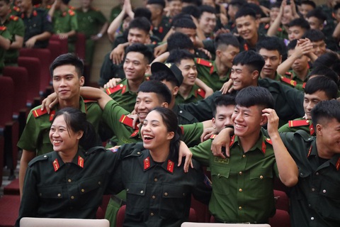Tuổi trẻ cảnh sát cơ động phát động chiến dịch tình nguyện hè 2024- Ảnh 2. Các chiến sĩ tuổi trẻ cảnh sát cơ động háo hức trong lễ phát động chiến dịch tình nguyện hè 2024 - Ảnh: Bộ Tư lệnh CSCĐ