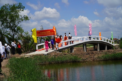 Có cầu Vàm Cái Cát, không còn lo bị lọt sông nữa!- Ảnh 3. Cây cầu Vàm Cái Cát có tổng trị giá 341 triệu đồng tại xã An Điền, huyện Thạnh Phú, tỉnh Bến Tre - Ảnh: MẬU TRƯỜNG