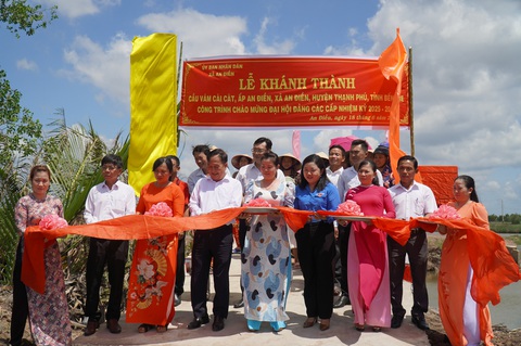 Có cầu Vàm Cái Cát, không còn lo bị lọt sông nữa!- Ảnh 1. Đại diện chính quyền địa phương, nhà tài trợ cắt băng khánh thành cầu Vàm Cái Cát - Ảnh: MẬU TRƯỜNG