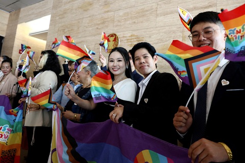 Cộng đồng LGBTQ+ chờ Thượng viện thông qua quyết định lịch sử về hôn nhân đồng giới, ngày 18-6 - Ảnh: REUTERS Cộng đồng LGBTQ+ chờ Thượng viện thông qua quyết định lịch sử về hôn nhân đồng giới, ngày 18-6 - Ảnh: REUTERS
