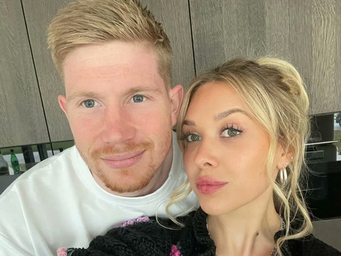 Các tuyển thủ Bỉ không còn 'cô đơn' ở Euro 2024- Ảnh 1. Tiền vệ Kevin De Bruyne và vợ sẽ có dịp gặp gỡ và thân mật với nhau theo