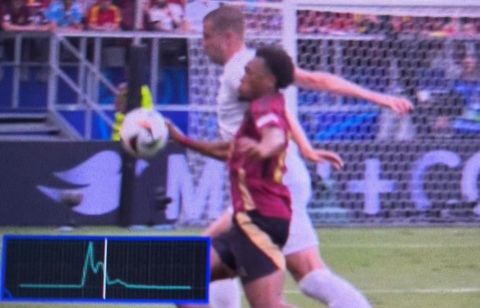 Lý do VAR 2 lần hủy bàn thắng của Lukaku vào lưới Slovakia- Ảnh 3. Pha chạm bóng bằng tay của Openda đủ lực để giúp anh tạo lợi thế - Ảnh: TV360