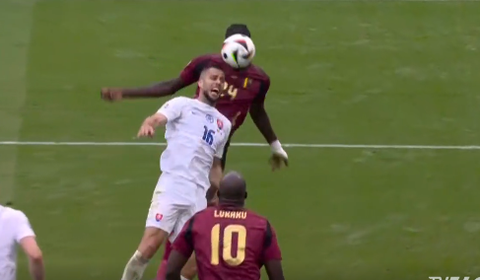 Lý do VAR 2 lần hủy bàn thắng của Lukaku vào lưới Slovakia- Ảnh 1. Lukaku việt vị trong pha ghi bàn đầu tiên - Ảnh: TV360