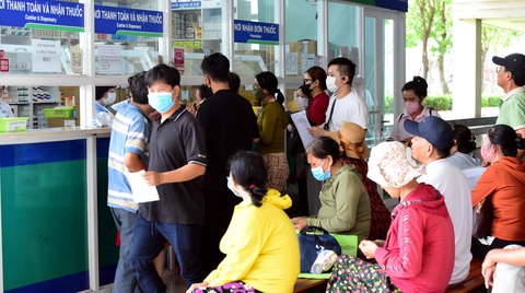 Người dân mua thuốc bên trong một bệnh viện tại TP Thủ Đức, TP.HCM - Ảnh: DUYÊN PHAN Người dân mua thuốc bên trong một bệnh viện tại TP Thủ Đức, TP.HCM - Ảnh: DUYÊN PHAN