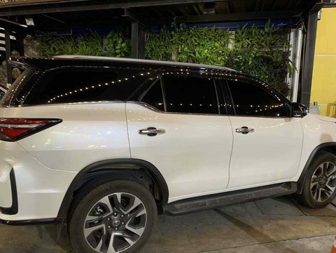 Vừa chuyển tiền mua xe Toyota Fortuner cũ, bị cướp trắng trợn- Ảnh 1. Người mua chưa kịp tận hưởng cảm giác lái, chiếc Toyota Fortuner đã bị cướp đi ngay trước mắt - Ảnh: The Thaiger/KhaoSod