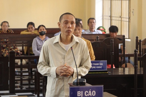 Người bị tâm thần phân liệt đâm hàng xóm với 26 vết thương lãnh án 15 năm tù- Ảnh 1. Bị cáo Võ Đức Hân tại phiên tòa - Ảnh: TRẦN LÊ