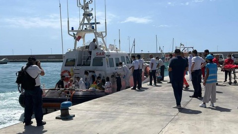 Hai tàu chở đầy người di cư chìm ngoài biển, gần 80 người chết và mất tích- Ảnh 1. Một số người di cư được đưa lên bờ ở Roccella Ionica, miền nam nước Ý, hôm 17-6 - Ảnh: EPA-EFE