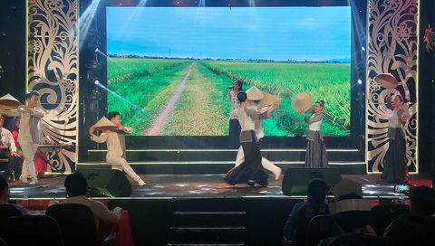 Tiết mục dự thi của hội Nông dân huyện Củ Chi - Ảnh: HOÀNG LÊ Tiết mục dự thi của Hội Nông dân huyện Củ Chi - Ảnh: HOÀNG LÊ