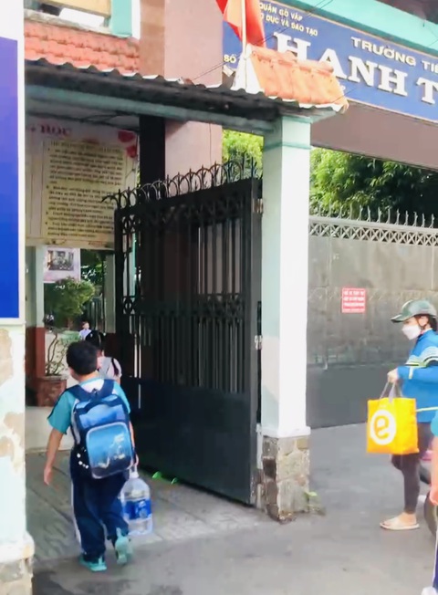 Học sinh một trường tiểu học tại TP.HCM cả năm còng lưng mang nước đến trường- Ảnh 2. Học sinh Trường tiểu học Hanh Thông, quận Gò Vấp mang nước đến trường để uống hồi cuối tháng 5-2024 - Ảnh: PHCC